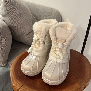 Children’s Place Size 3 Girl Like new White Snow Winter Boots